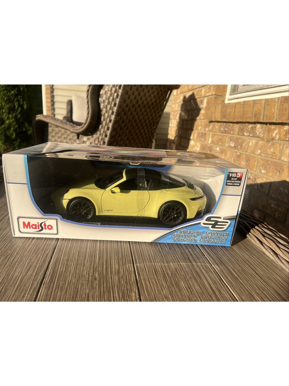 Porsche 911 Targa 4 GTS (992.2). Yellow. . 1/18 Maisto Die-Cast.